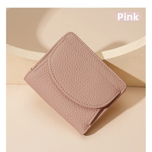 Gros plan du portefeuille en cuir rose texture lychee avec coutures et rabat élégant