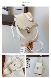 Vue détaillée du mini sac bandoulière blanc crème avec fermoir argenté et sangle