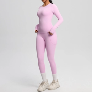 Ensemble de yoga rose avec haut à manches longues et legging à poches latérales