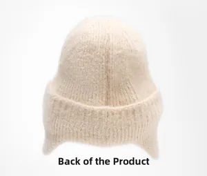 Vue arrière détaillée d'un bonnet en tricot crème avec protège-oreilles et texture douce