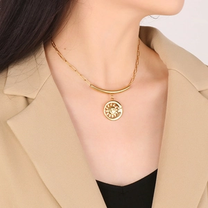 Collier avec pendentif soleil et lune dorés et chaîne trombone sur mannequin femme