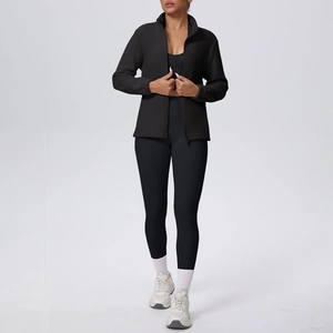 Dettaglio di un set da yoga nero con giacca slim fit con zip e leggings coordinati