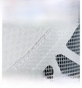Détail du nylon ripstop et de la maille respirante avec double couture sur le chapeau