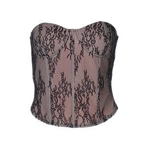 Corset élégant en dentelle noire avec doublure rose et structure baleinée sur fond blanc