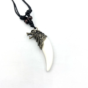 Collana testa di lupo con dente in resina e cordino nero intrecciato regolabile per uomo e donna