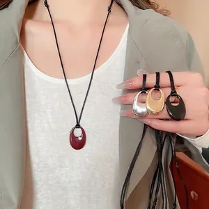 Collier Pendentif Ovale Creux Minimaliste Avec Alliage Et Chaîne En Corde Bijoux Géométriques Polyvalents Pour Femmes