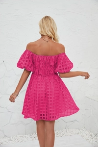 Détail d'une mini robe à carreaux rose avec dos dénudé et taille élastique froncée