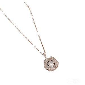 Silberne Blumenhalskette mit doppelten Ringen und strahlenden Zirkonia-Blüten