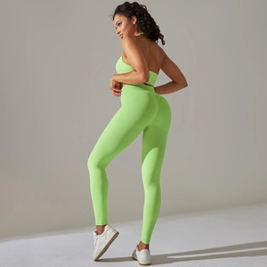 Detail eines neongrünen gerippten nahtlosen Yoga-Sets mit Leggings und Sport-BH