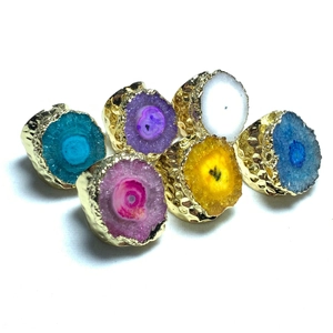 Set de seis anillos de ágata colorida con bandas ajustables martilladas bañadas en oro 14K