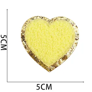 Detail van 5cm hart chenille patch met geel pluche midden en gouden pailletten