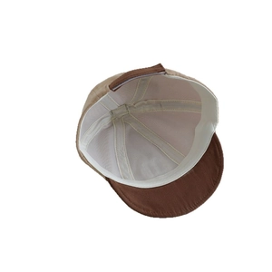 Verstellbare Baby-Baseballkappe mit M-Buchstaben-Design, Kontrastvisier und Innenfutter-Details