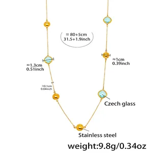 Detail van 18k vergulde ketting met lichtblauw Tsjechisch glas en roestvrijstalen kralen