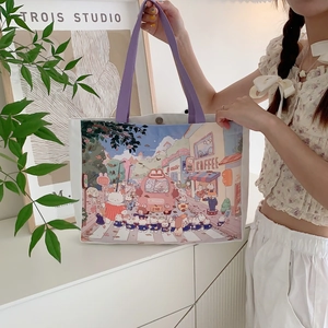 Détail du sac en toile avec sangle violette, motif de dessin animé et fermoir