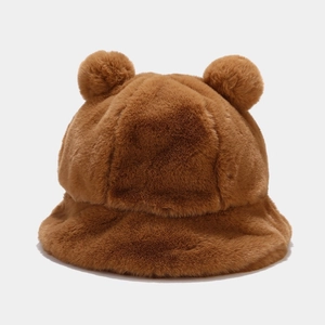 Detalle de gorro de pescador de felpa marrón con orejas de oso y textura de pelo suave