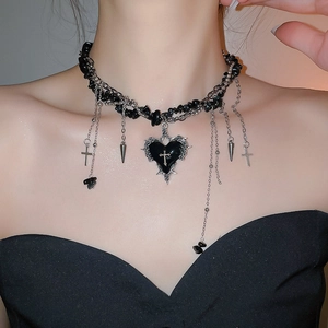 Nahaufnahme eines Gothic-Chokers mit schwarzen Steinen und silbernen Herz-Anhängern
