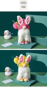 Détail de gnomes de Pâques avec oreilles de lapin, barbe en fourrure et décor de carottes