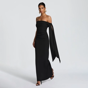 Détail d'une robe longue bustier noire sexy avec rubans de laçage latéraux et coupe ajustée