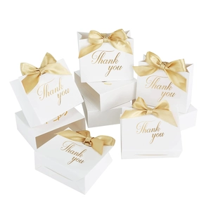 Boîtes à cadeaux de mariage carrées blanches avec nœuds dorés et texte Thank You