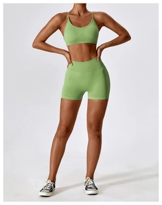 Détail du short de yoga sans couture taille haute et brassière en tissu vert fruit