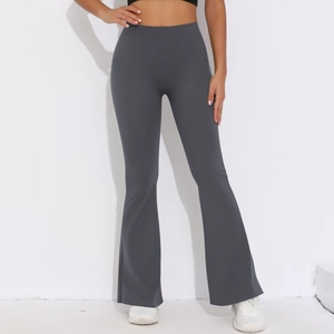 Detailansicht der dunkelgrauen Yoga-Schlaghose mit hoher Taille und Stretch-Stoff