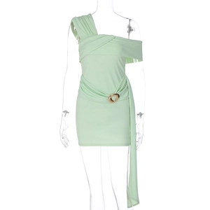 Détail de la robe plissée vert menthe avec anneau en métal doré et drapé latéral