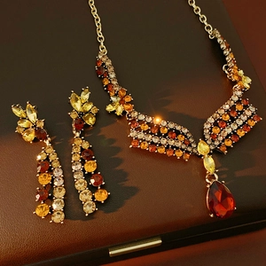 Vintage-Schmuckset mit goldener Kette, Ohrringen und roten Tropfenkristallen in Box