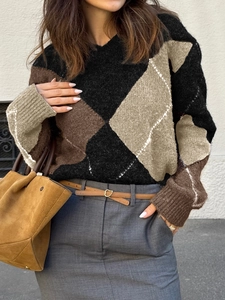 Détail du pull en tricot à manches longues avec motif argyle classique en marron et beige