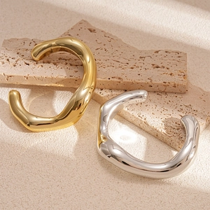 Bracciali rigidi aperti a onde irregolari minimalisti in finiture metalliche oro e argento