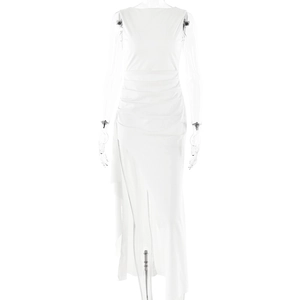 Détail de la robe longue blanche montrant le col montant et la fente latérale élégante