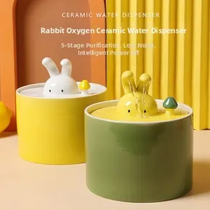 Détail d'une fontaine en céramique pour chats avec bec lapin et filtre à 5 étapes