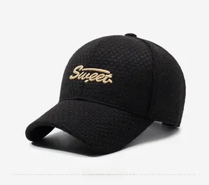 Détail de la casquette noire à carreaux avec broderie dorée Sweet élégante