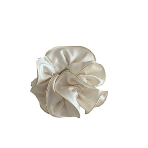 Chouchou élégant en satin ivoire avec bords brodés dorés et texture plissée soie