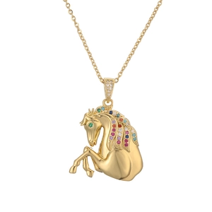 Collier avec pendentif cheval plaqué or orné de cristaux colorés pour femmes