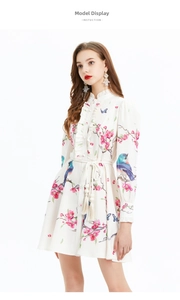 Dettaglio dell'abito in chiffon floreale con collo a balze, stampa uccelli e cintura