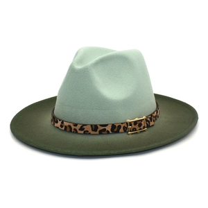 Dettaglio cappello in lana bicolore con fascia leopardata e fibbia in metallo oro
