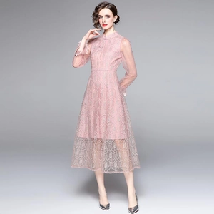 Robe midi cheongsam rose brodée avec col montant et manches élégantes en dentelle