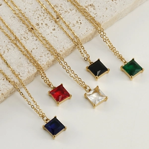 Détail de colliers plaqués or 18K avec pendentifs carrés en zircon de cinq couleurs vives
