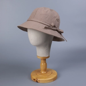 Eleganter taupefarbener Leinen-Sonnenhut mit Schleife für Damen auf Hutständer