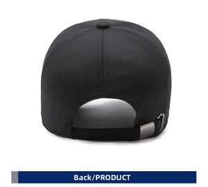 Vue arrière détaillée de la casquette noire avec boucle en métal et sangle réglable