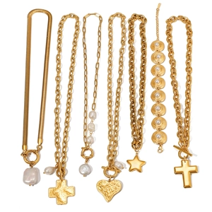 Conjunto de collares y pulsera de acero dorado y perlas con varios colgantes elegantes