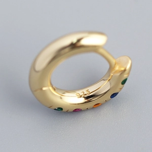 Boucles d'oreilles huggie en argent S925 avec zircons arc-en-ciel colorés dorés