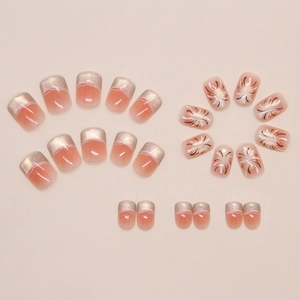 Détail de faux ongles French fireworks cat-eye avec dégradé pailleté et forme carrée courte