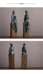 Vue détaillée de la texture en bronze et du socle en bois des sculptures de femmes africaines