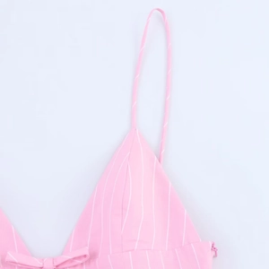 Détail de la robe courte rayée rose et blanc avec nœud et fines bretelles réglables
