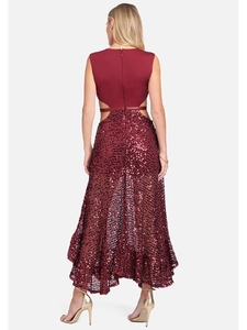 Vue détaillée de la robe bordeaux à paillettes avec un élégant dos nu pour soirées