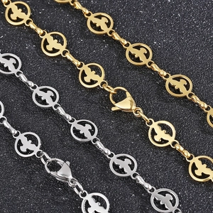 Détail macro de colliers en titane or et argent avec pendentifs oiseaux évidés et fermoirs