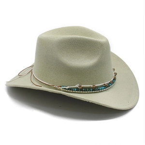 Détail d'un chapeau de cowboy en daim avec ruban de perles ethniques et larges bords incurvés