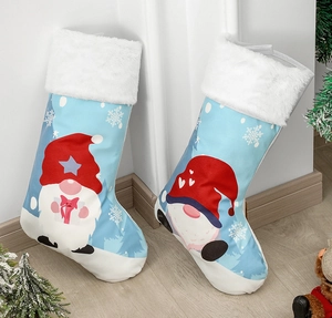 Détail de chaussettes de Noël bleues avec motifs de gnomes et bordures en fausse fourrure