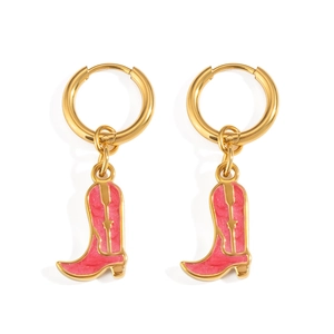 Détail de créoles dorées avec pendentifs bottes de cowboy roses en émail